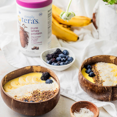 banana mango smoothie bowl with bee pollen 