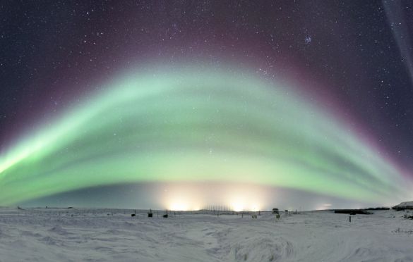 Light Bridge in the Sky © Xiuquan Zhang (China), aged 12 - HIGHLY COMMENDED
The photographer visited Iceland with his mother in 2019. The sky there is wonderful every night. The photographer had never seen such a scene before! The aurora is magical, as you can see in this photo.
Canon 5D Mark IV camera, 14 mm f/2 lens, ISO 10000, 2.5-second exposure